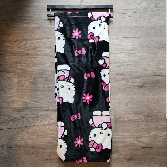 Hello Kitty Black Daisy Plush Throw Blanket 50 in x 70 in - Picture 2 of 3